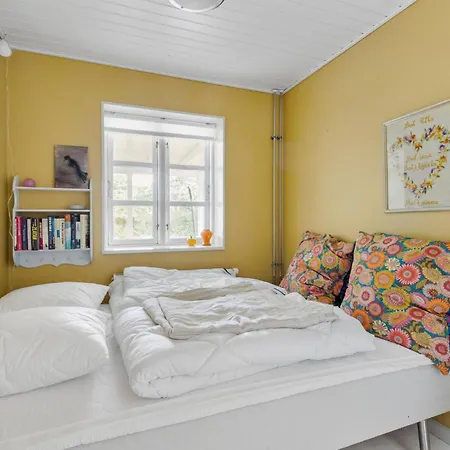 Semesterbostad Beautiful In Aakirkeby With Wifi *